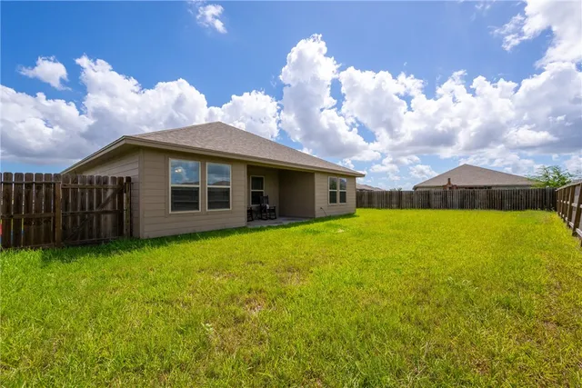 a view of a house with backyard and garden