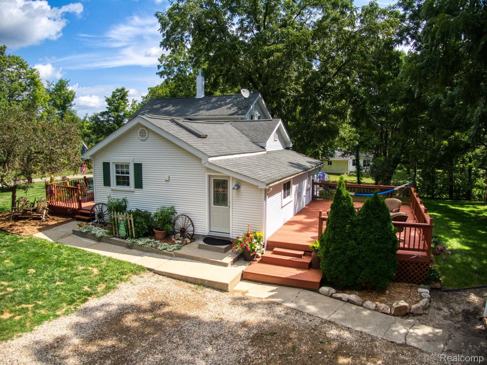 4065 Jewell Road Howell, MI 48843 - Photo 35 of 62 BACK DECK RUNS LENGTH OF MUD ROOM