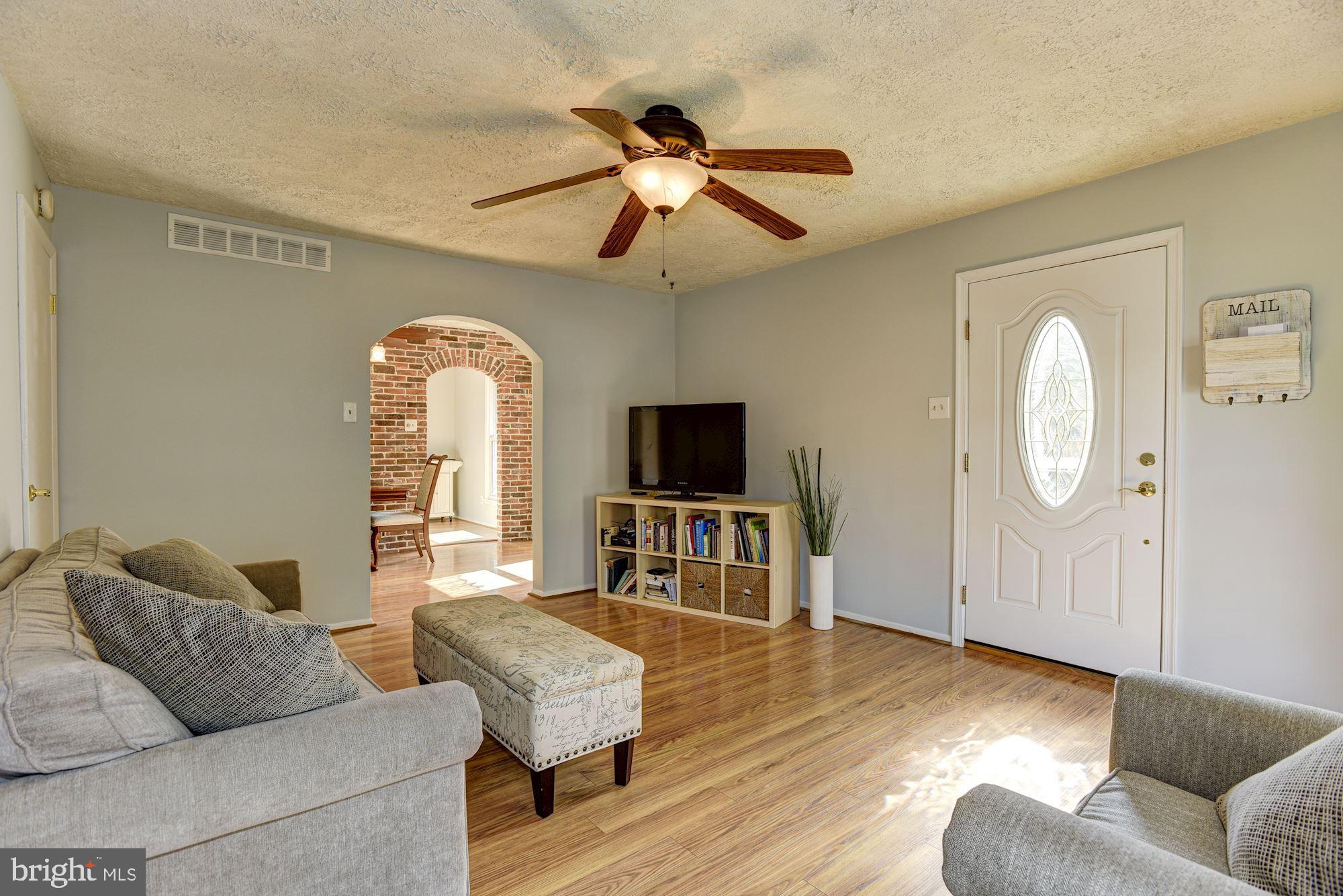 37 Colleton Court Baltimore, MD 21236 - Photo 4 of 27 Living Room
