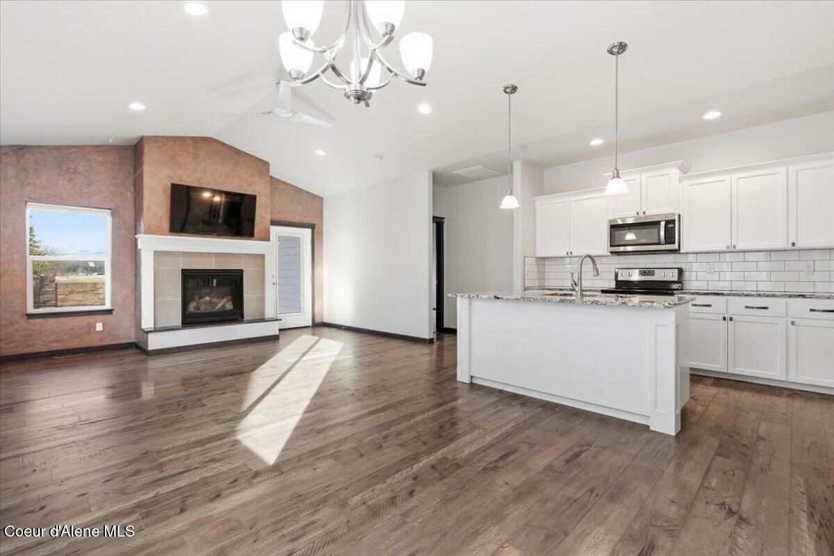 13892 North Pristine Circle Rathdrum, ID 83858 - Photo 10 of 39 Living-Kitchen