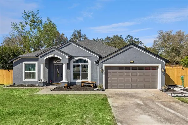 a view of a yard in front of house