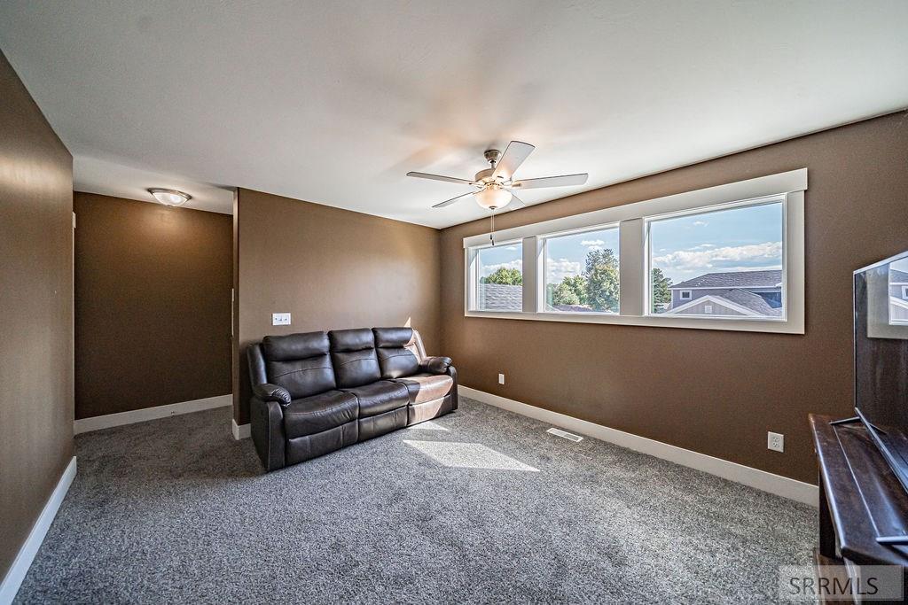 811 Harborside Loop Blackfoot, ID 83221 - Photo 25 of 40 Family Room-Up