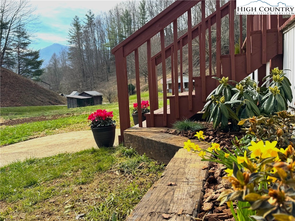 303 Sugar Tree Road Warrensville, NC 28693 - Photo 6 of 37