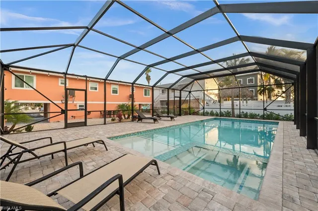 $949,999 | 113-115 Bahia Via, Fort Myers Beach, FL 33931