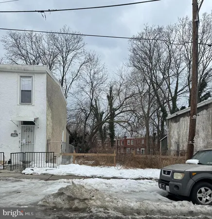 a car parked in front of a white house