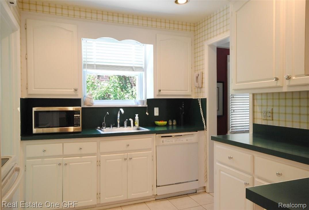 1325 Roslyn Road Grosse Pointe, MI 48236 - Photo 7 of 33 DSC_3759.jpg