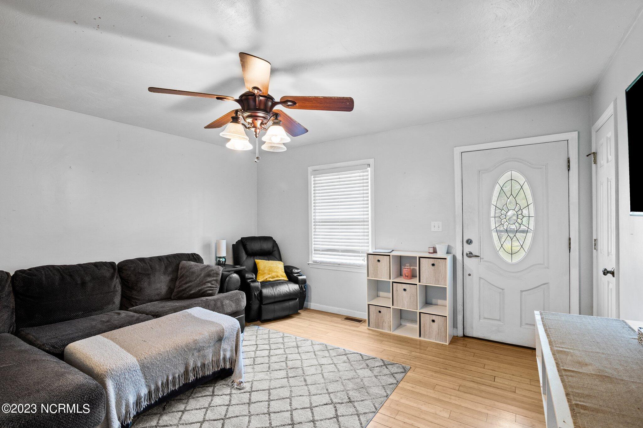110 Chips Road Vanceboro, NC 28586 - Photo 8 of 38 living room