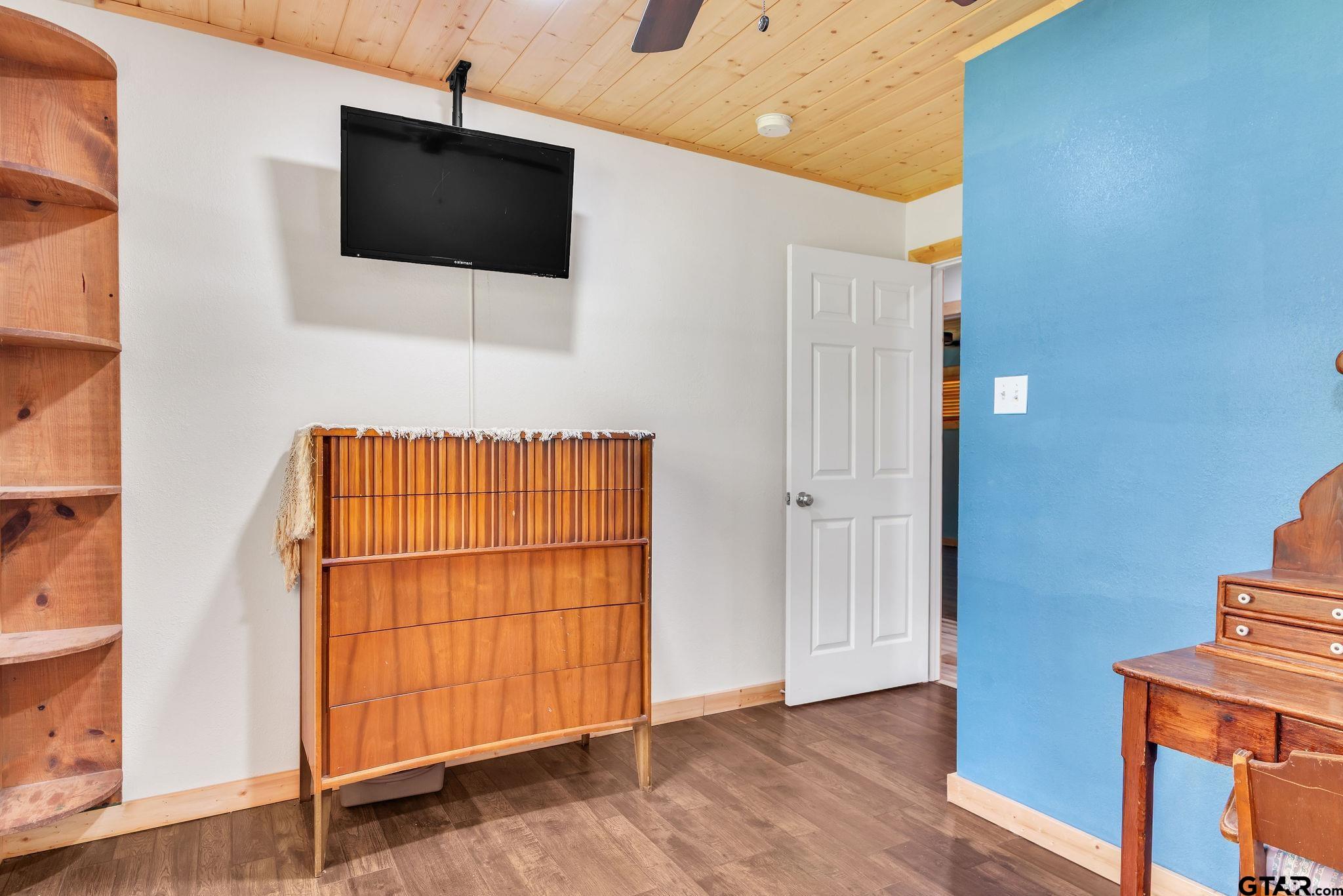 519 E Well Naples, TX 75568 - Photo 28 of 48 a view of room with wooden floor and cabinet