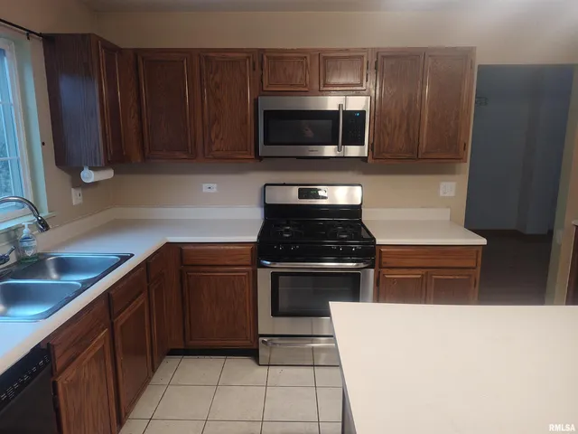 $440,000 | 376 Gatewood Lane, Grayslake, IL 60030