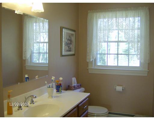 27 Mayflower Road Acushnet, MA 02743 - Photo 8 of 13 Gallery Image 8
