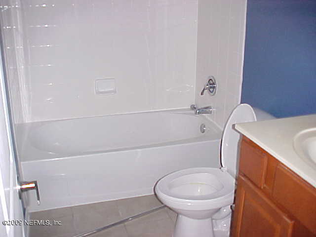 10200 Belle Rive Boulevard, Unit 4702 Jacksonville, FL 32256 - Photo 9 of 10 a bathroom with a sink a toilet and bathtub