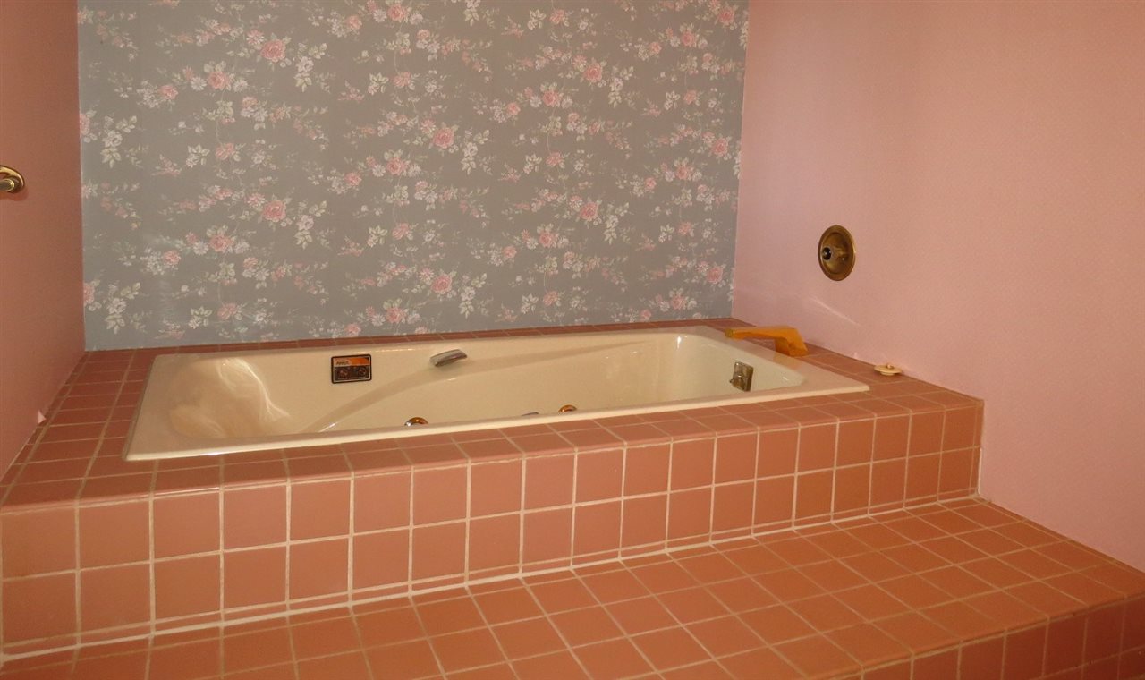 12444 Quail Ridge Close Rockton, IL 61072 - Photo 16 of 24 a bathroom with a tub