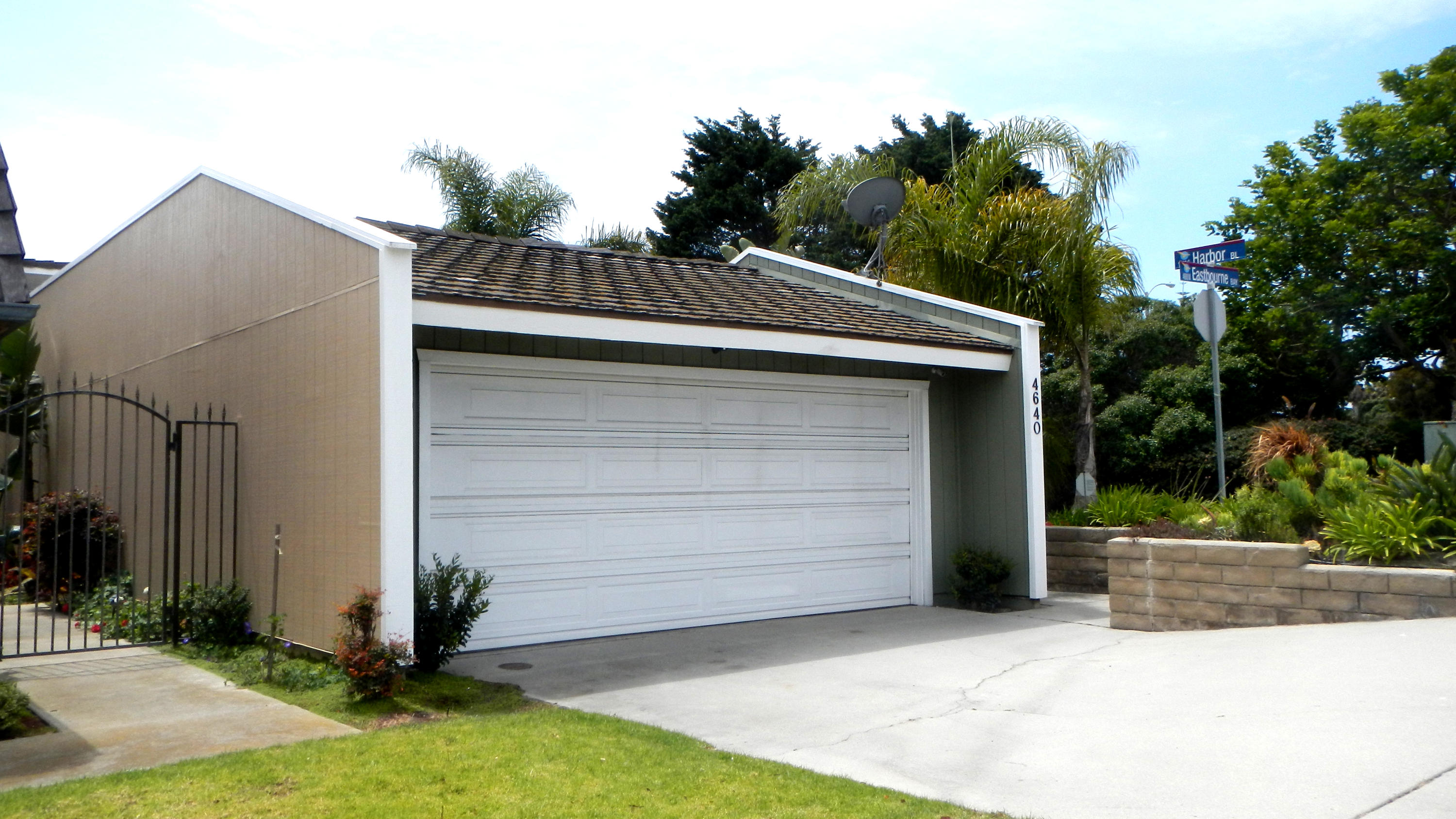 4640 Eastbourne Oxnard, CA 93035 - Photo 48 of 49 a front view of house with yard