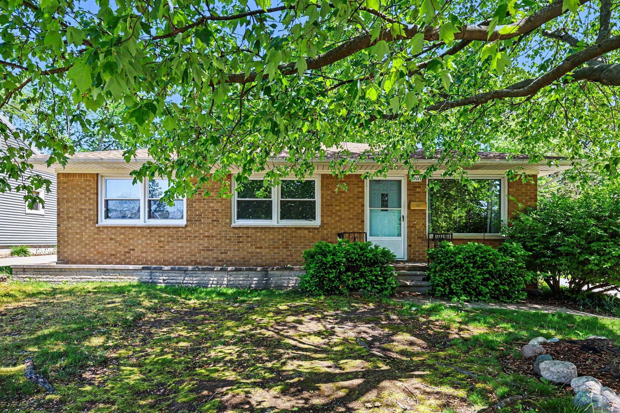 2117 Edwin Place Lansing, MI 48911 - Photo 2 of 37 002_file_9603