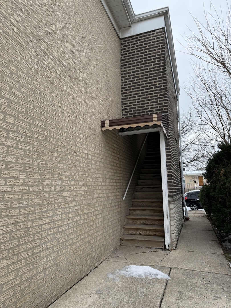 5331 South Kilbourn Avenue, Unit 6 Chicago, IL 60632 - Photo 10 of 11 a view of entryway