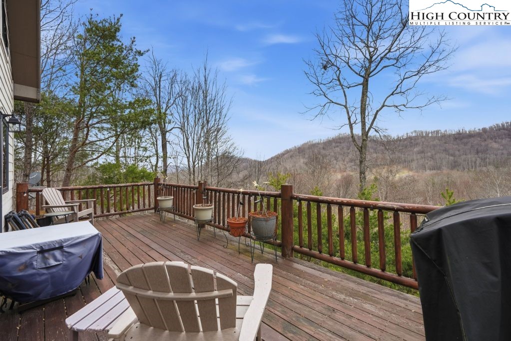 408 Eagle Ridge Road Roan Mountain, TN 37687 - Photo 44 of 45 a view of balcony with furniture