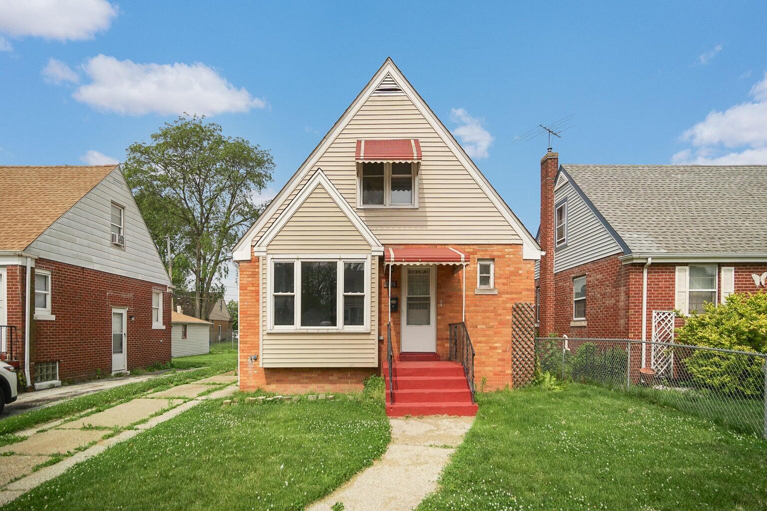a view of a house with a yard