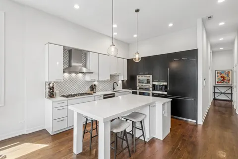 $700,000 | 1536 West Walton Street, Unit 3, Chicago, IL 60642