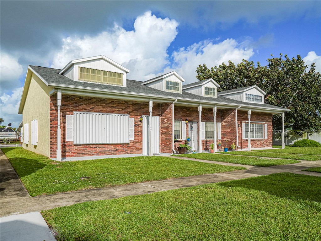 8520 Highway 1, Unit H12 Sebastian, FL 32976 - Photo 3 of 35 a front view of a house with a garden