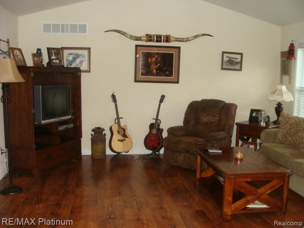 4720 Hogback Road Fowlerville, MI 48836 - Photo 3 of 18 Living Room