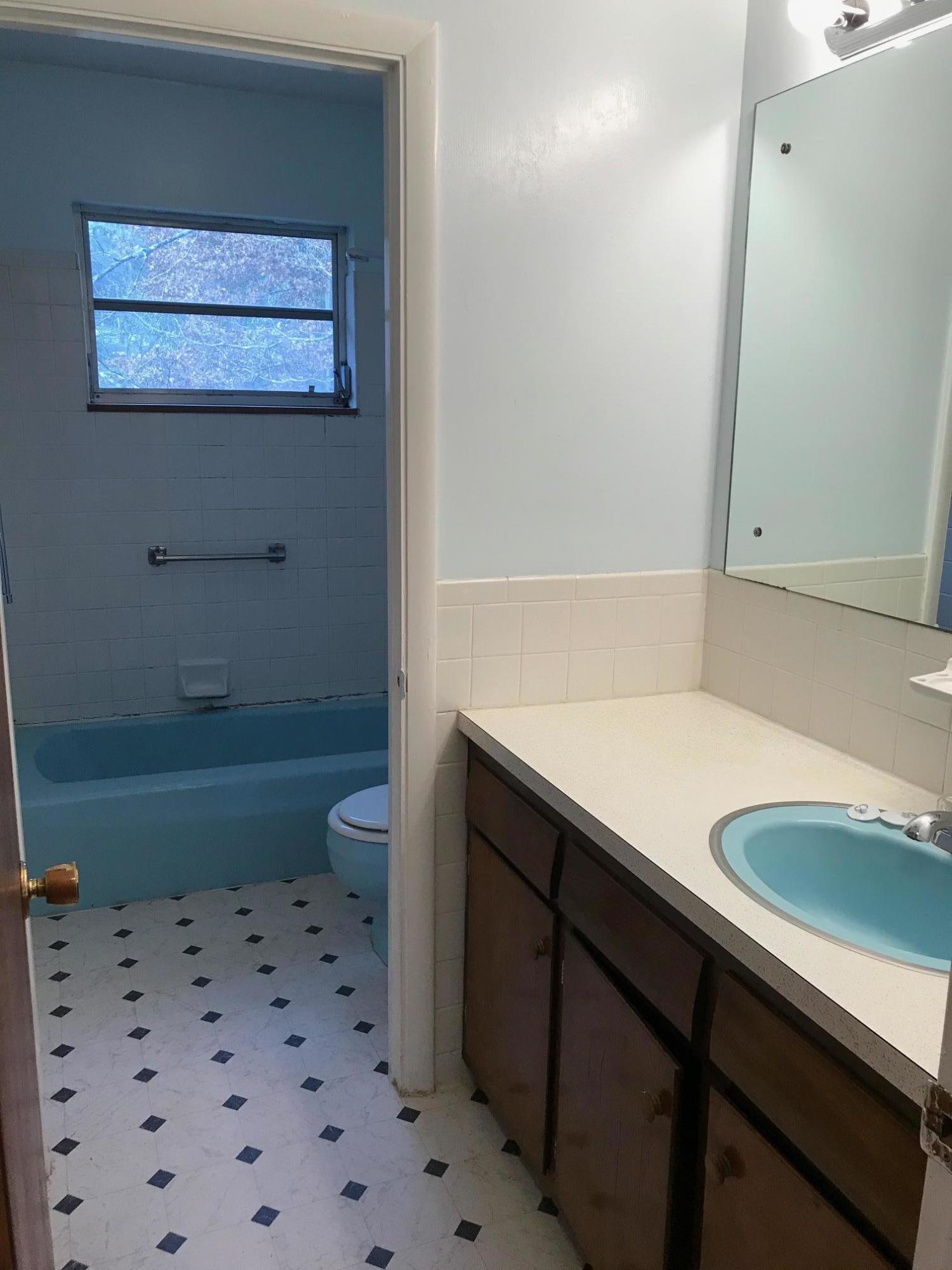 112 Providence Road Oak Ridge, TN 37830 - Photo 17 of 26 Bathroom upstairs