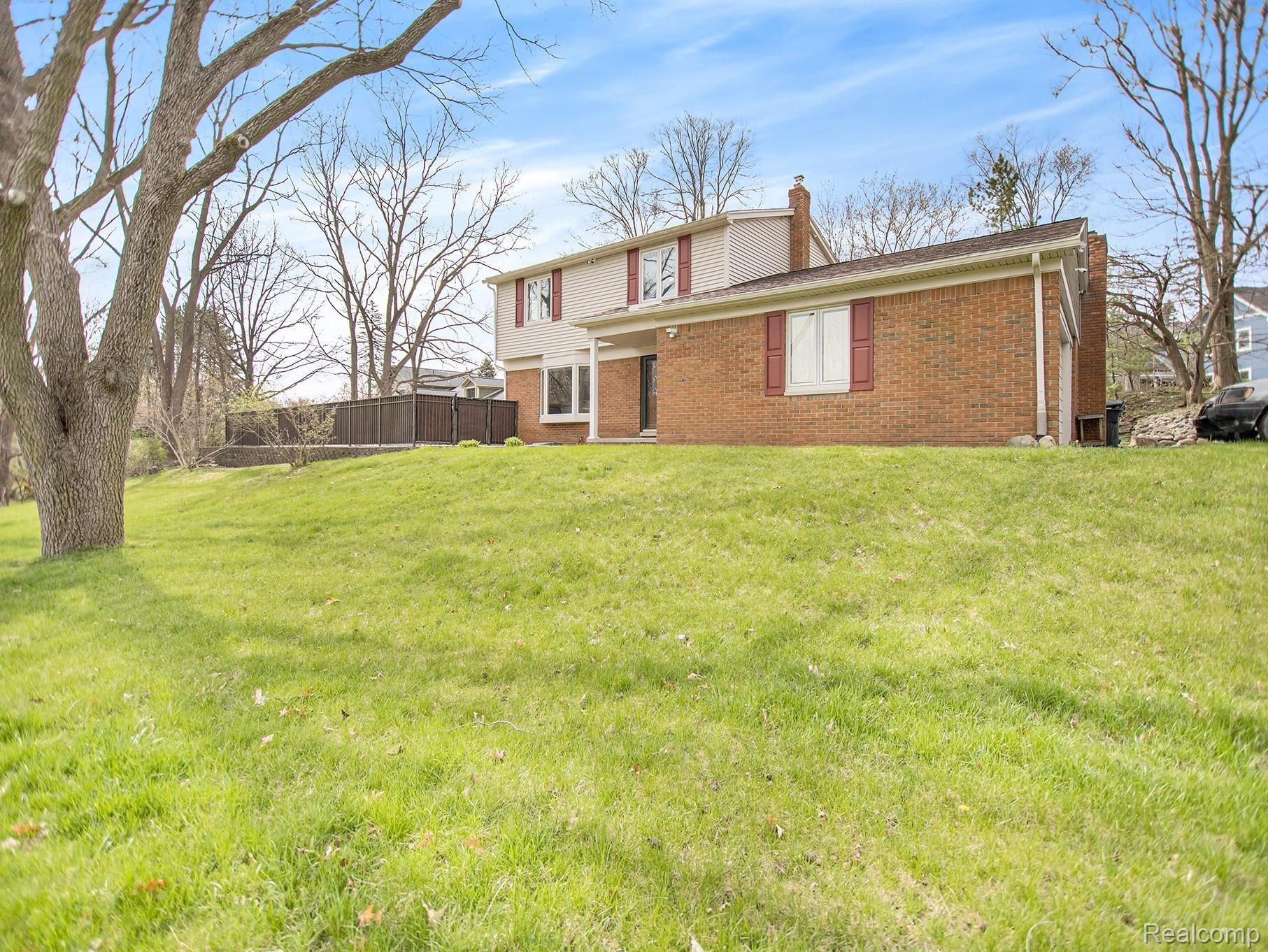 751 Edgewood Drive Rochester, MI 48306 - Photo 4 of 54 751 Edgewood Dr_48.jpg
