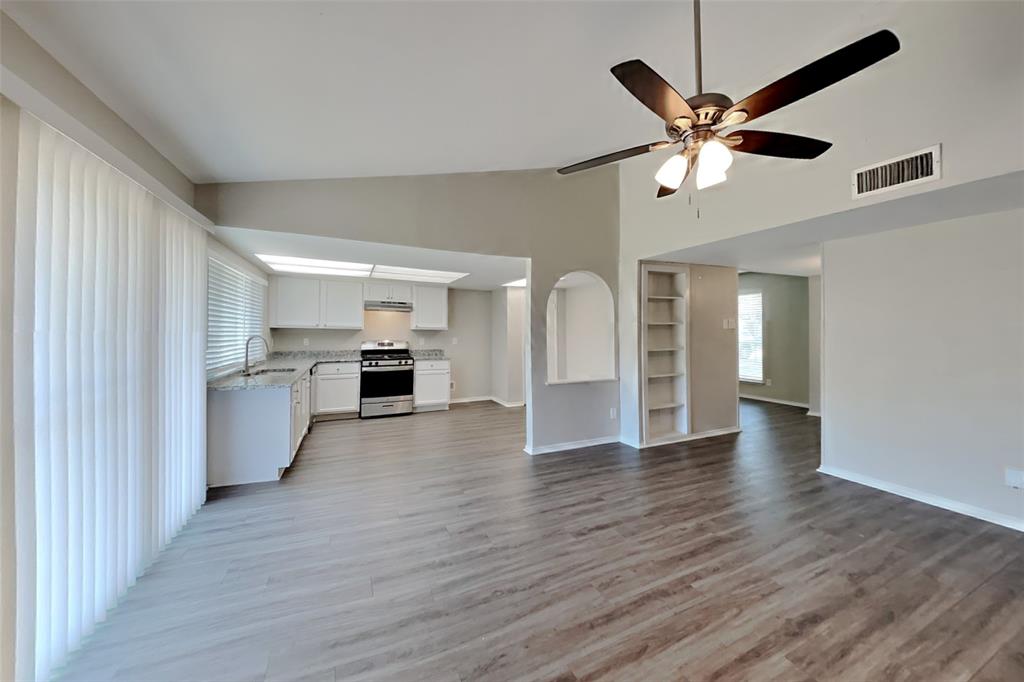 414 Oak Ridge Place Grand Prairie, TX 75052 - Photo 3 of 18
