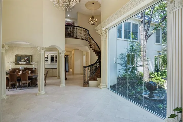 a view of entryway with livingroom