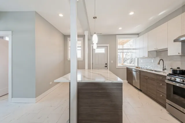 $2,350,000 | 1535 West Estes Avenue, Chicago, IL 60626