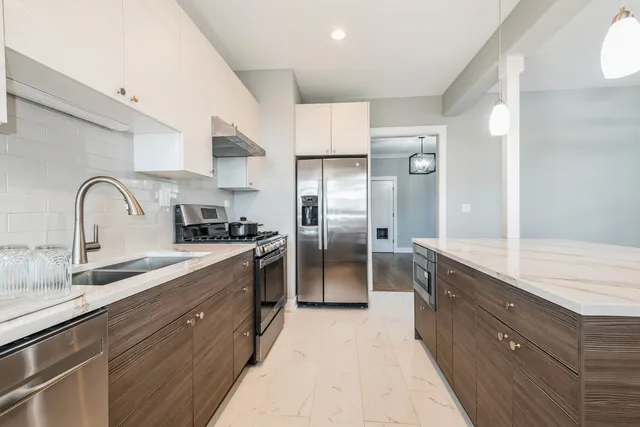 $2,350,000 | 1535 West Estes Avenue, Chicago, IL 60626