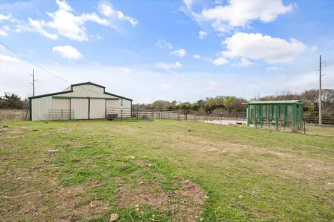 a view of yard with tree