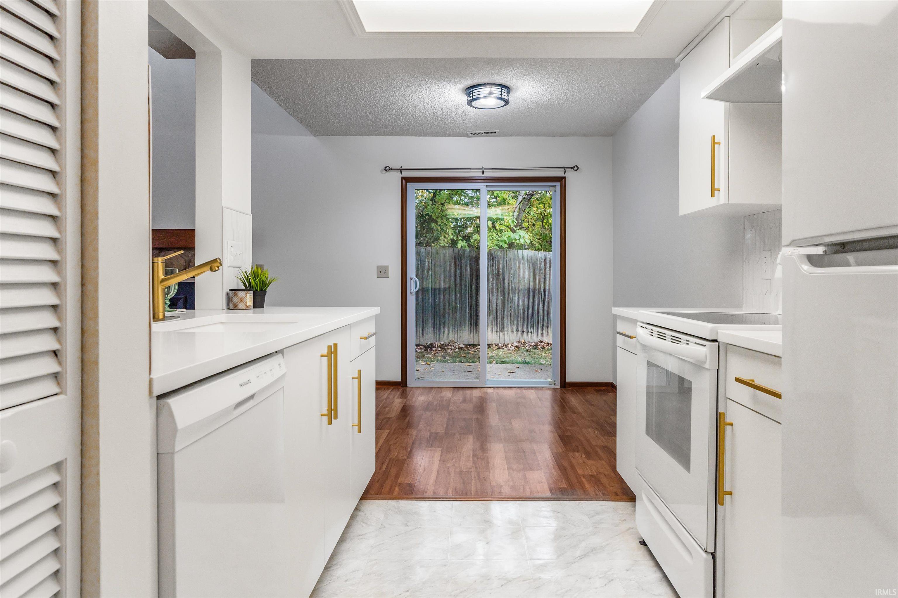 4225 Crofton Court Fort Wayne, IN 46835 - Photo 10 of 35