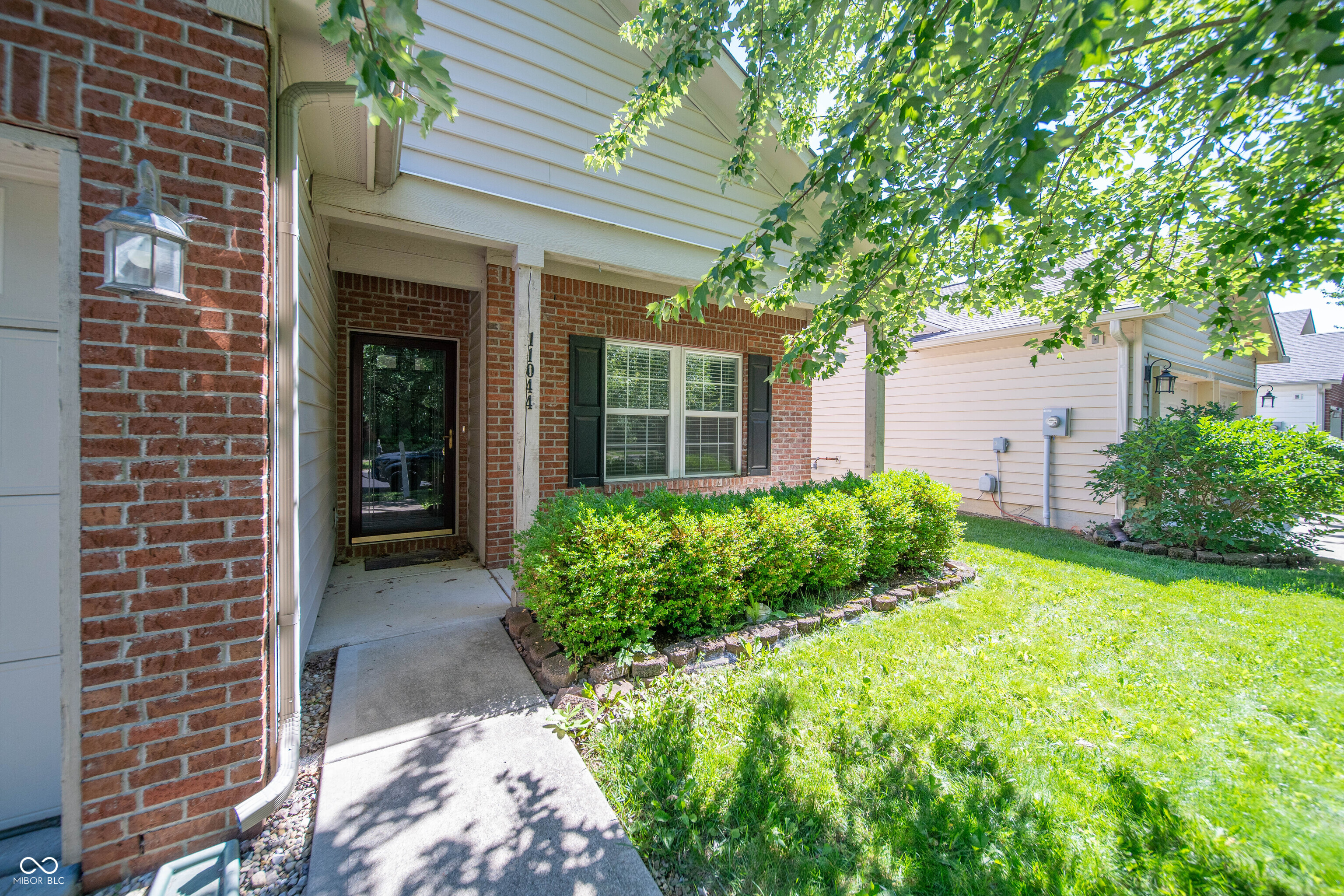 11044 Schoolhouse Road Fishers, IN 46037 - Photo 4 of 32