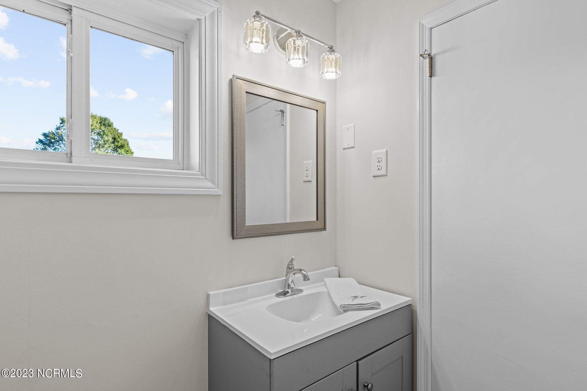 110 Shell Landing Road Beaufort, NC 28516 - Photo 22 of 29 Bathroom