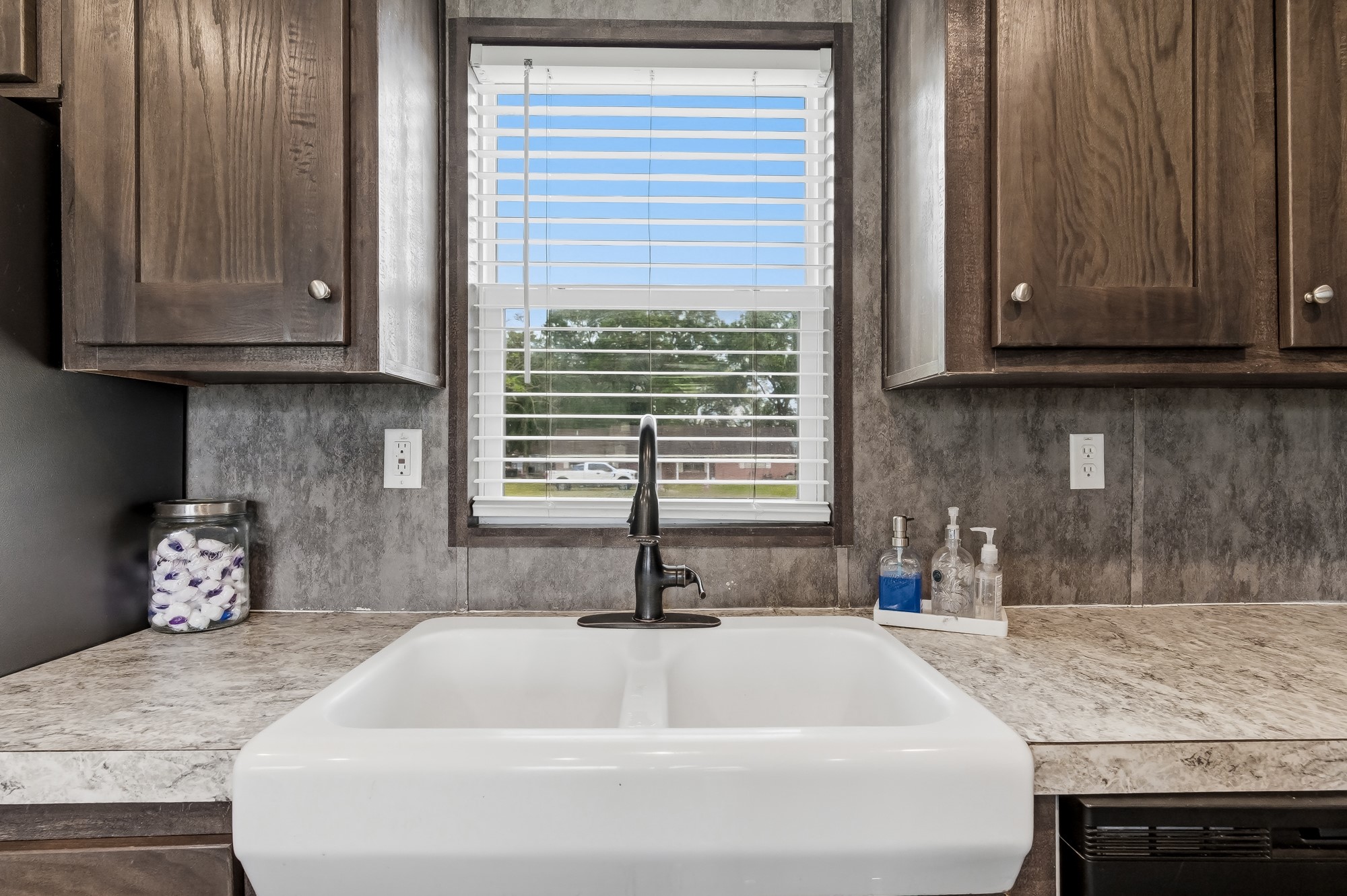 428 Pine Avenue Winnie, TX 77665 - Photo 6 of 36