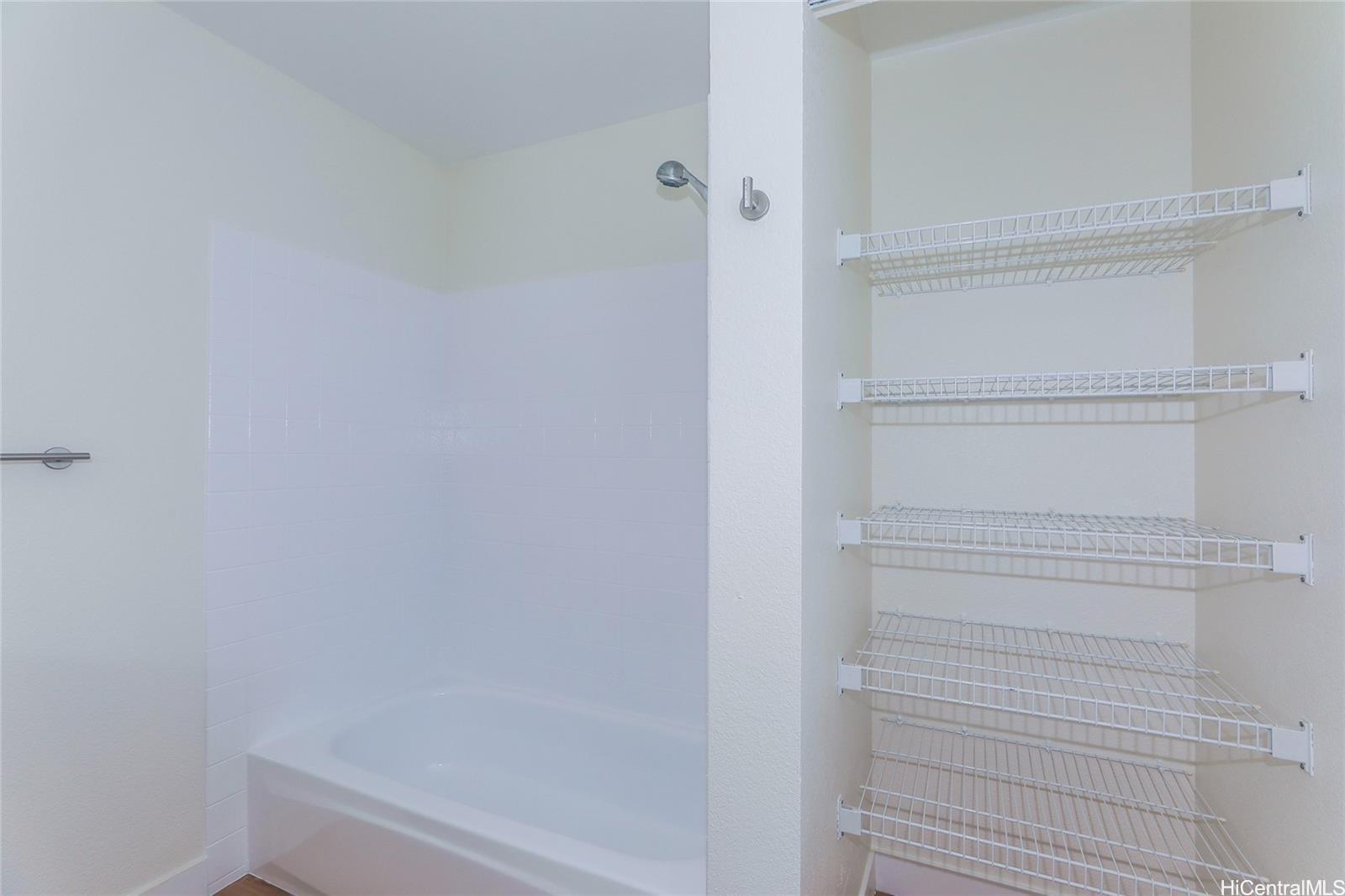 91-1101 Namahoe Street, Unit 3H Kapolei, HI 96707 - Photo 5 of 25 a bathroom with a bathtub