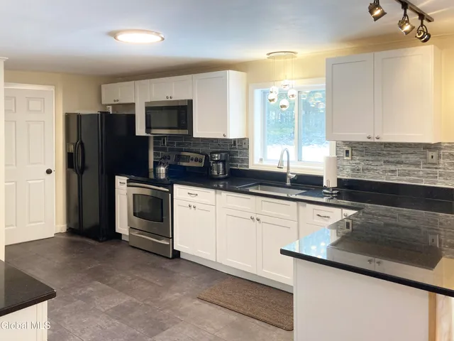 $2,300 | 157 Louden Road, Saratoga Springs, NY 12866