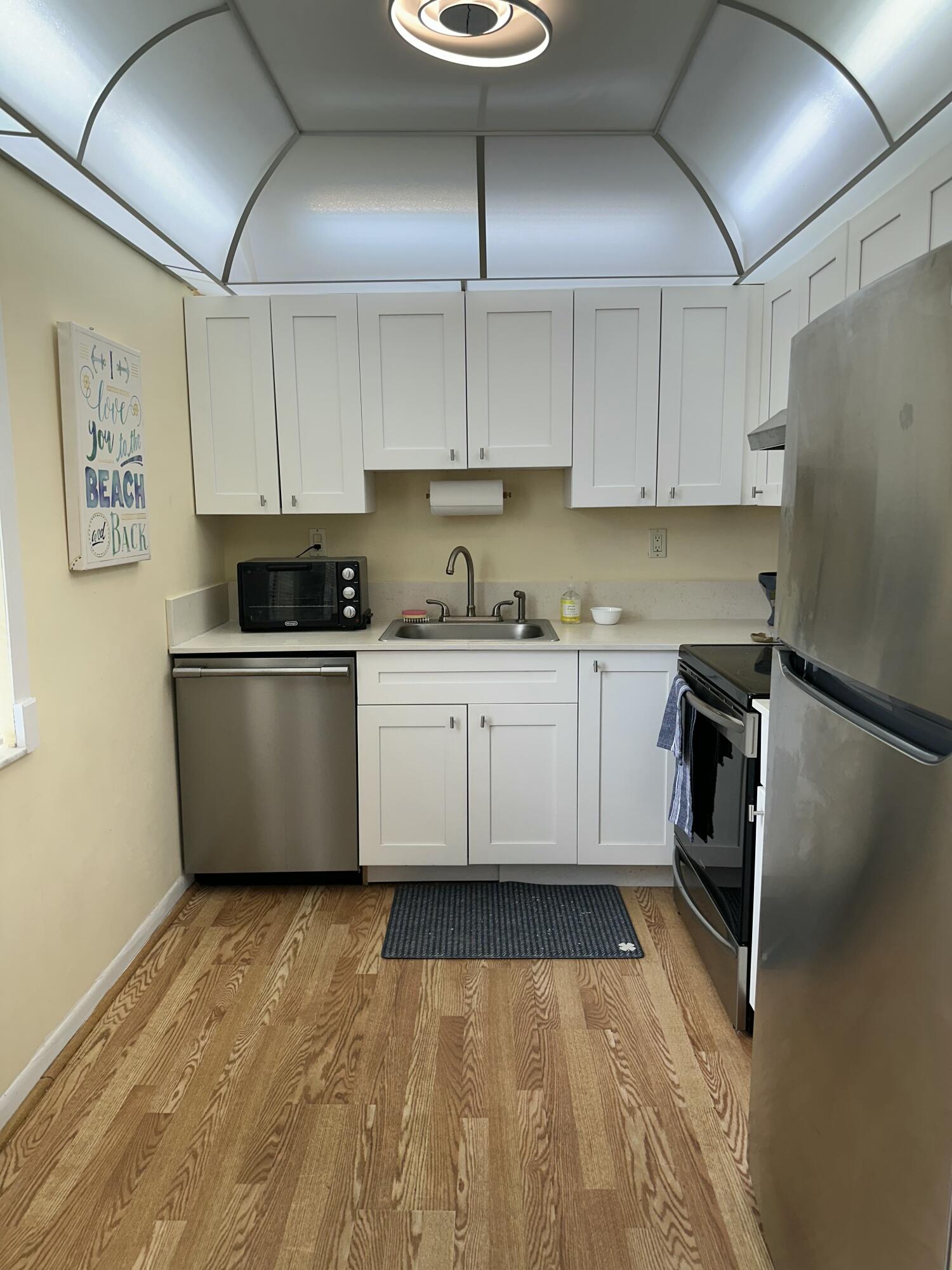 313 Normandy Lane Delray Beach, FL 33484 - Photo 5 of 16 Kitchen