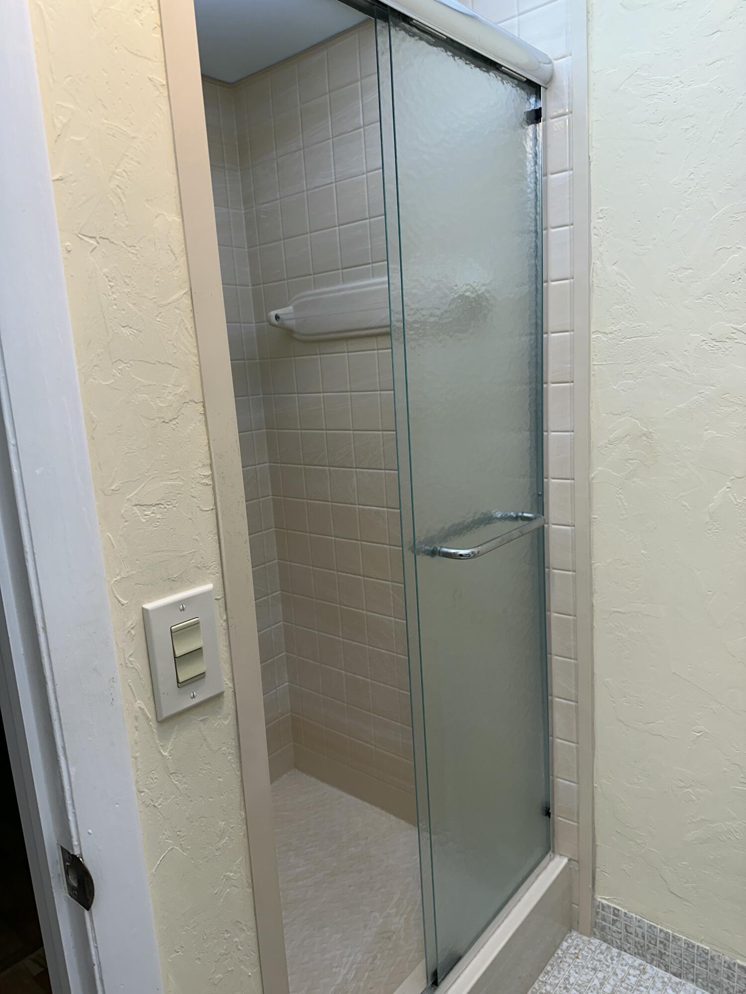 313 Normandy Lane Delray Beach, FL 33484 - Photo 10 of 16 Bathroom 1