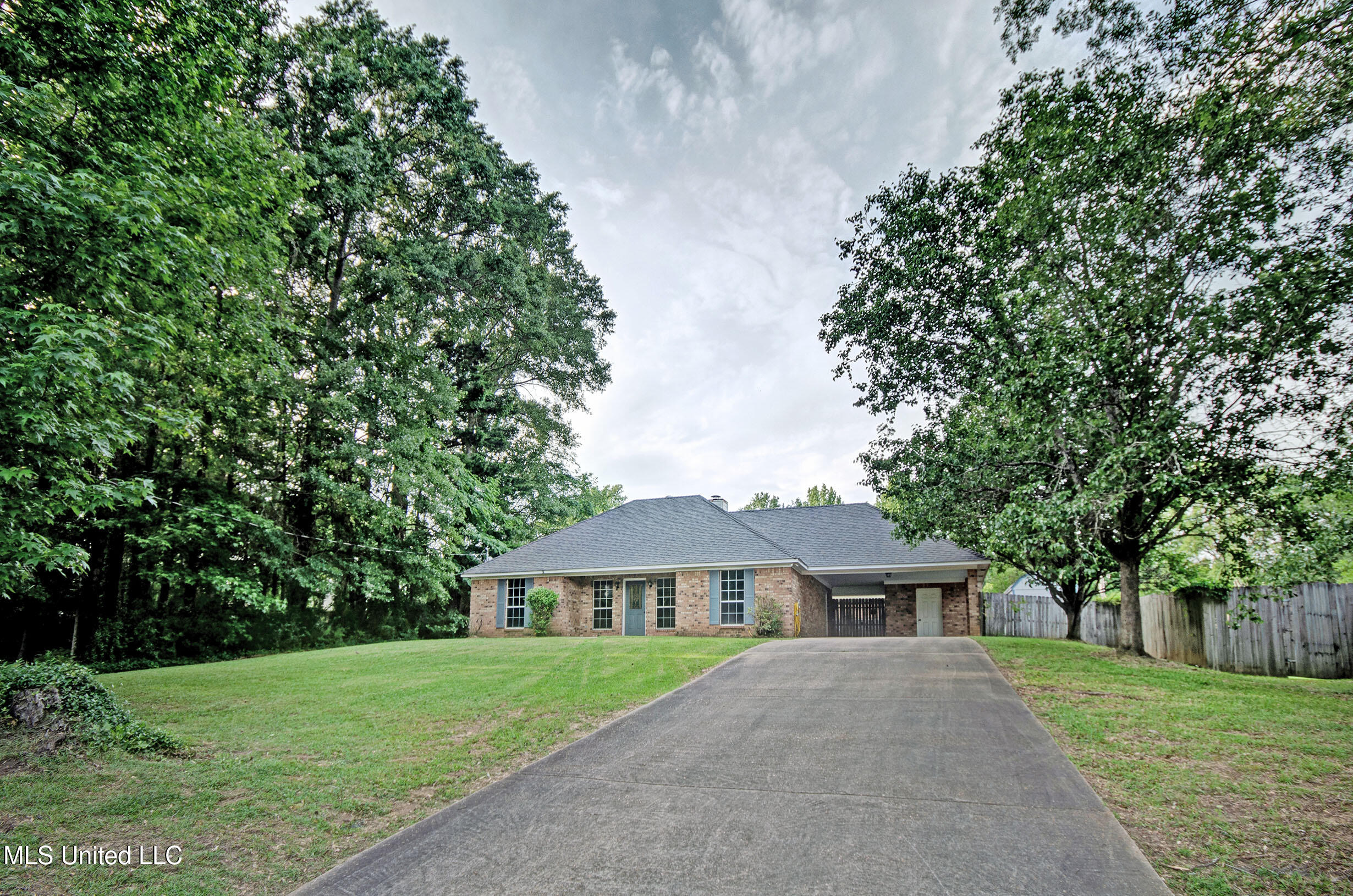229 Pinehurst Circle Hazlehurst, MS 39083 - Photo 2 of 25 IMGP9499_500_501