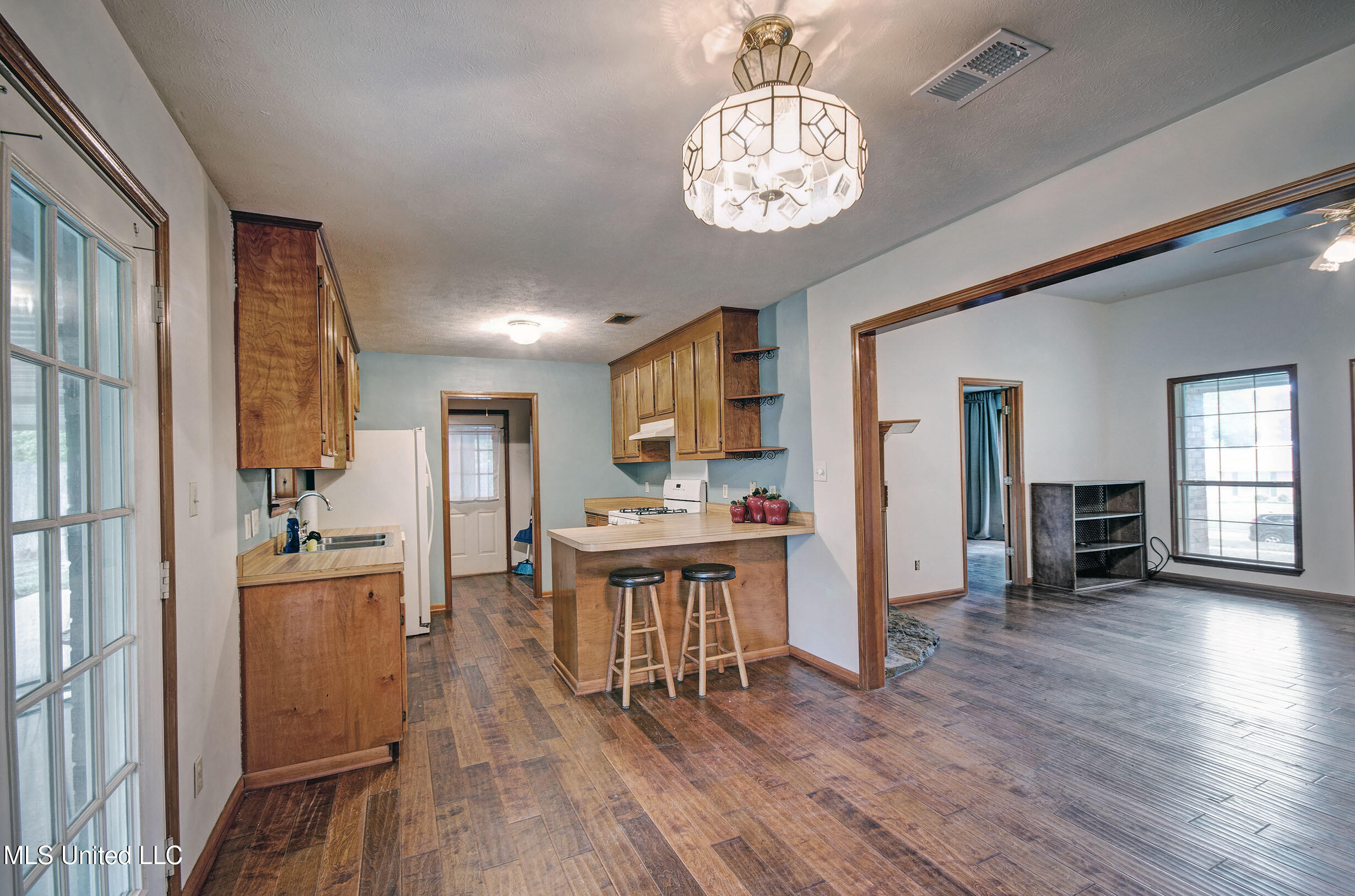 229 Pinehurst Circle Hazlehurst, MS 39083 - Photo 5 of 25 IMGP9589_90_91