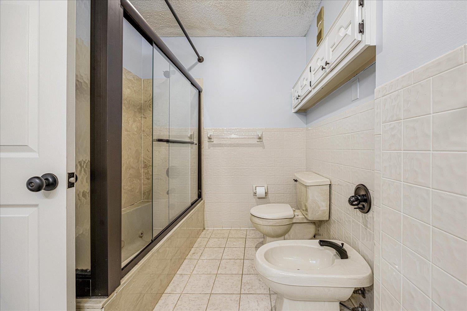 10 North Main Street, Unit 301 Memphis, TN 38103 - Photo 13 of 31 a bathroom with a toilet a sink and shower