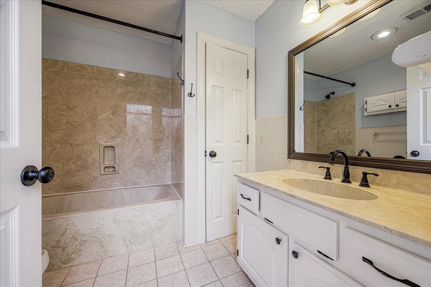 10 North Main Street, Unit 301 Memphis, TN 38103 - Photo 8 of 31 a bathroom with a sink and a mirror