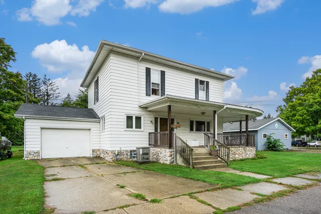 $212,000 | 110 South 2nd Street, Lawrence, MI 49064