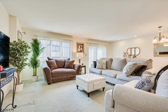 $399,999 | 806 Robin Road, Hillsborough, NJ 08844