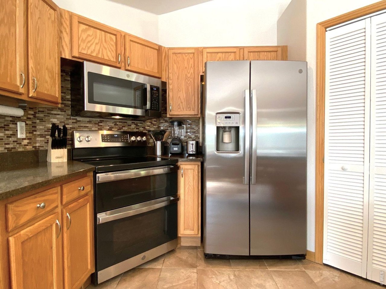 28 Valley View Lane Evergreen, CO 80439 - Photo 8 of 37 a kitchen with stainless steel appliances granite countertop a refrigerator stove and microwave