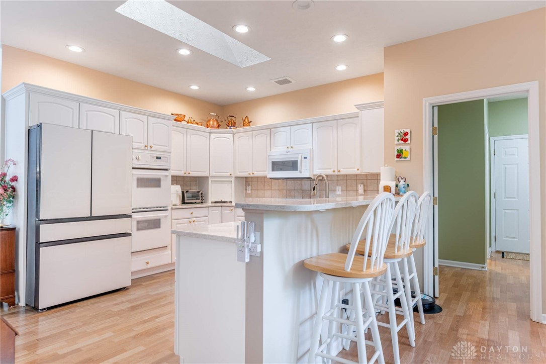 866 Deer Run Road Centerville, OH 45459 - Photo 14 of 55 Kitchen with Bar Seating