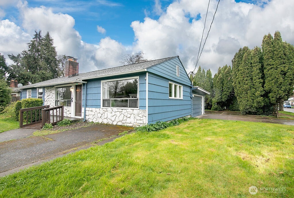 a view of house with backyard and garden