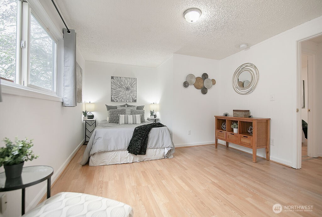 1925 28th Avenue Longview, WA 98632 - Photo 18 of 37 a bedroom with a bed and a window