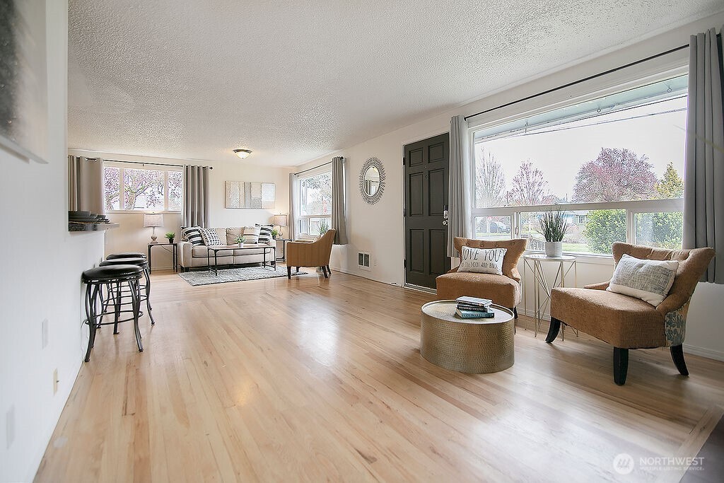 1925 28th Avenue Longview, WA 98632 - Photo 2 of 37 a living room with furniture and a large window